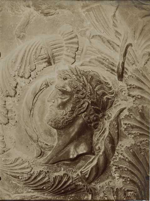 Anonimo — Averulino Antonio - sec. XV - Portale della Basilica di S. Pietro: particolare battente destro, cornice destra, secondo ritratto dal basso — particolare